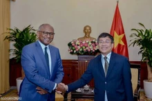 Le Vice-ministre permanent des Affaires étrangères, Nguyễn Minh Vũ, et M. Firmin Edouard Matoko. Photo : baoquocte.vn