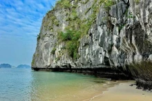Une plage discrète et sauvage dans la baie de Bái Tử Long, avec des eaux limpides et paisibles à couper le souffle. Photo : VOV.