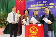 Des dignitaires religieux, des religieuses et des fidèles catholiques du quartier Thuan Hoa, à Hue, participent aux élections. Photo : nhandan.vn