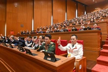 Les délégués votent l’adoption du règlement de fonctionnement du Congrès. Photo : nhandan.vn