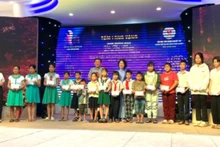 Des élèves défavorisés mais studieux ont reçu des cadeaux de la part des représentants du comité d’organisation lors de l’événement. Photo: nhandan.vn