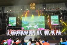 Numéro de Zumba « Fiers de poursuivre l’avenir – Je suis Vietnamien » présenté par l’Union des Femmes de la commune de Vinh Thanh. Photo : nhandan.vn