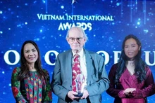 M. Chris Mullin a reçu le Prix pour l’ensemble de sa carrière lors des Vietnam International Awards 2025. Photo : Comité d’organisation