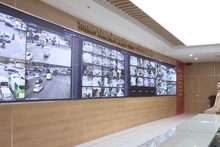 Le système de caméras dotées d’intelligence artificielle permet aux forces compétentes d’intervenir et d’effectuer des ajustements à distance de manière rapide et opportune. Photo: nhandan.vn