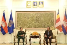 Le chef d'état-major général de l'Armée populaire du Vietnam et vice-ministre de la Défense Nguyên Tân Cuong (gauche) et le président du Parti du peuple cambodgien (PPC) et président du Sénat cambodgien, Samdech Techo Hun Sen. Photo : VNA.