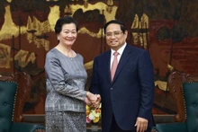 Le Premier ministre Pham Minh Chinh et l’ambassadrice du Cambodge Chea Kimtha. Photo : VNA.