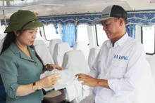Les touristes échangent leurs sacs en plastique à usage unique contre des sacs biodégradables sûrs au port de passagers avant de se rendre sur l’île de Co To, au Nord-Est du Vietnam. Photo : nhandan.vn