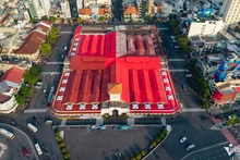 Le marché de Ben Thanh sera entièrement repeint à l’extérieur, tout en conservant les lignes architecturales et les motifs caractéristiques de l’édifice. Photo: vietnamnet.vn