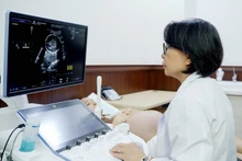 La docteure Dinh Thi Hien Le recommande le respect du calendrier des consultations prénatales et des échographies aux étapes clés, essentielles pour dépister précocement les anomalies et augmenter les chances de survie du fœtus. Photo : nhandan.vn