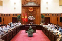 Lors de la réunion du Bureau permanent du Comité du Parti du gouvernement à Hanoi, le 1er juillet. Photo : VNA.
