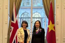 La vice-ministre vietnamienne des Affaires étrangères Le Thi Thu Hang (droite) et son homologue britannique, Seema Malhotra. Photo : VNA.
