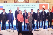 Le Premier ministre Pham Minh Chinh assiste à la signature d'accords de coopération entre des entreprises vietnamiennes et russes. Photo : VNA