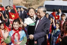 Le secrétaire général du Parti To Lam et des élèves de Dien Bien. Photo : VNA.