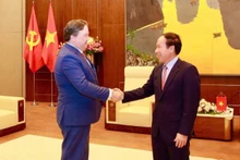 Le Tien Chau, secrétaire du Comité municipal de Hai Phong (à droite) exprime sa joie d'accueillir l'ambassadeur Marc Knapper et la délégation de travail. Photo: baodautu.vn