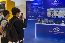 Les jeunes visitent et découvrent des produits technologiques lors de la Journée nationale de l’innovation 2025. Photo : nhandan.vn
