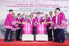 Les représentants de la direction de Ho Chi Minh-Ville, de la province de Tay Ninh, du Consulat général du Japon à Ho Chi Minh-Ville, d’AEON Vietnam et des partenaires ont procédé à la cérémonie d’inauguration du centre commercial AEON Tan An. Photo : baodautu.vn