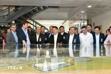 Le vice-Premier ministre Ho Duc Phoc à la tête d’une délégation vietnamienne visite l'usine Airbus à Séville, l'un des sites de production clés du groupe Airbus dans les secteurs de l'aviation et de la défense. Photo : VNA.