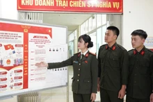 Les soldats du service militaire sont pleinement formés aux règlements, procédures et connaissances fondamentales relatifs aux élections. Photo: nhandan.vn