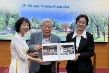 Des représentants de la famille de Trinh Hai offrent de précieuses photographies documentaires au site commémoratif du Président Ho Chi Minh au Palais présidentiel. Photo : VNA 