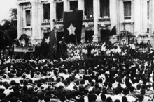 Le matin du 19 août 1945, des centaines de milliers d’habitants de Hanoï et des provinces voisines ont convergé par toutes les routes vers la place de l’Opéra de Hanoï pour participer à un grand meeting populaire sans précédent, en soutien à l’Insurrection générale pour la prise du pouvoir. Photo d'archives : VNA.