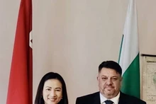 L’ambassadrice du Vietnam en Bulgarie, Nguyên Thi Minh Nguyêt, et Atanas Zafirov, vice-Premier ministre bulgare et président du Parti socialiste bulgare (BSP). Photo: VNA