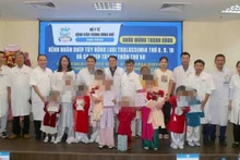 Les médecins de l’Hôpital central de Hue organisent une cérémonie de sortie pour les jeunes patients. Photo : laodong.vn