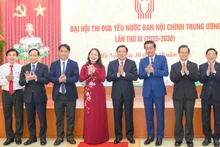 Phan Dinh Trac, membre du Bureau politique, secrétaire du Comité central du Parti, chef de la Commission centrale des affaires intérieures du Parti, et Vo Thi Anh Xuan, vice-présidente de la République, première vice-présidente du Conseil central d’émulation et de récompense, avec les délégués au Congrès. Photo: nhandan.vn