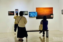 Outre l’expérience visuelle, le public bénéficie également d’une expérience auditive à travers les séquences filmées retraçant le processus de création et la vie quotidienne de la ville.. Photo : nhandan.vn