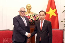 Le ministre des Affaires étrangères Le Hoai Trung (droite) et le commissaire européen aux Partenariats internationaux Jozef Síkela. Photo : VNA