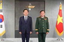 Le lieutenant-général Hoang Xuan Chien, vice-ministre de la Défense nationale et vice-ministre de la Défense nationale de R. de Corée, Lee Doo Hee. (Photo fournie par le ministère de la Défense nationale)