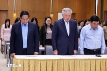 Le Premier ministre Pham Minh Chinh, les vice-Premiers ministres ainsi que les cadres, fonctionnaires et agents de l’Office du gouvernement rendent hommage aux concitoyens décédés à cause des tempêtes et inondations. Photo: VNA