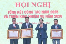 Le Premier ministre Pham Minh Chính a remis les Ordres du Travail de différentes classes aux dirigeants du ministère de la Construction. Photo: nhandan.vn