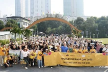 Plus de 300 bénévoles ont pris part à l’événement « Journée mondiale du nettoyage – World Cleanup Day 2025 ». Photo : thoidai.com.vn