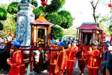 Cérémonie d’accueil des esprits et procession du sceau du festival de la pagode Ba – port de Nuoc Man. 