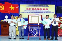 Remise de la décision du ministère de la Culture, des Sports et du Tourisme inscrivant la fête Thắk Côn dans la Liste du patrimoine culturel immatériel national. Photo: nhandan.vn