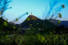 La tour du drapeau de Lung Cu (commune de Lung Cu, province de Tuyen Quang), symbole sacré marquant la souveraineté nationale, est la première halte du voyage à la découverte de la terre en forme de S. Photo : vtv.vn