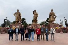 La délégation de journalistes internationaux visite et découvre des sites historiques et culturels emblématiques de la ville de Hai Phong. Photo : thoidai.com.vn