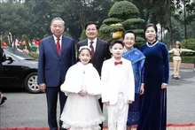 Le secrétaire général To Lam (gauche) et son épouse (premier à droite), ainsi que le secrétaire