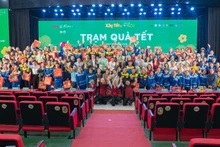 Les représentants du comité d’organisation, des sponsors et les dirigeants ont remis des cadeaux du Têt aux ouvriers participant au programme. Photo : nhandan.vn