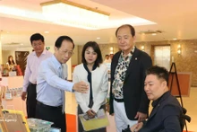 Des responsables de la province de Vinh Long (Vietnam) présentent des produits locaux typiques aux dirigeants de la ville de Daejeon (République de Corée). Photo : VNA.