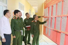 Une délégation du Département de la sécurité publique de Ninh Binh inspecte les préparatifs des élections au Centre de détention n° 2, dans le quartier de Ly Thuong Kiêt. Photo : VNA. 