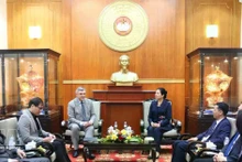 La vice-présidente et secrétaire générale du Comité central du Front de la Patrie du Vietnam (FPV), Ha Thi Nga (droite), a reçu ce jeudi 12 mars à Hanoï V. G. Kalganov, vice-président du Comité des relations extérieures de Saint-Pétersbourg. Photo : VNA. 