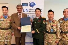 Remise du certificat des Nations Unies attestant que le cours UNSOC répond aux standards internationaux. Photo: VNA. 