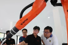 Des robots industriels et des systèmes de contrôle automatisé, financés par des entreprises, sont mis à disposition pour les activités de formation. Photo : VNA.