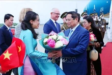 Le Premier ministre Pham Minh Chinh et son épouse à l'aéropot international de Talinn. Photo : VNA.
