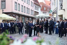 Le Premier ministre Pham Minh Chinh et son épouse visitent la Vieille ville de Tallinn. Photo : VNA.