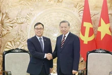 Le secrétaire général du Parti communiste du Vietnam, Tô Lâm (à droite), et l’ambassadeur de République de Corée au Vietnam, Choi Young Sam. Photo : VNA.