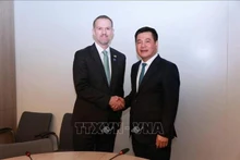 Le ministre de l'Industrie et du Commerce, Nguyên Hông Diên (droite), chef de la délégation gouvernementale chargée des négociations, et le représentant américain au Commerce, Jamieson Greer, chef de la délégation américaine de négociations. Photo: VNA 