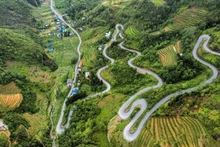 La route menant au plateau karstique de Dong Van. Photo: baovanhoa