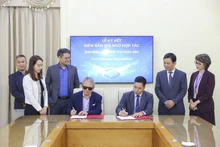 Cérémonie de signature du protocole d’accord de coopération entre le Comité de coordination de l’aide du peuple (PACCOM) et l’organisation Vietnam Foundation (États-Unis). Photo : thoidai.com.vn